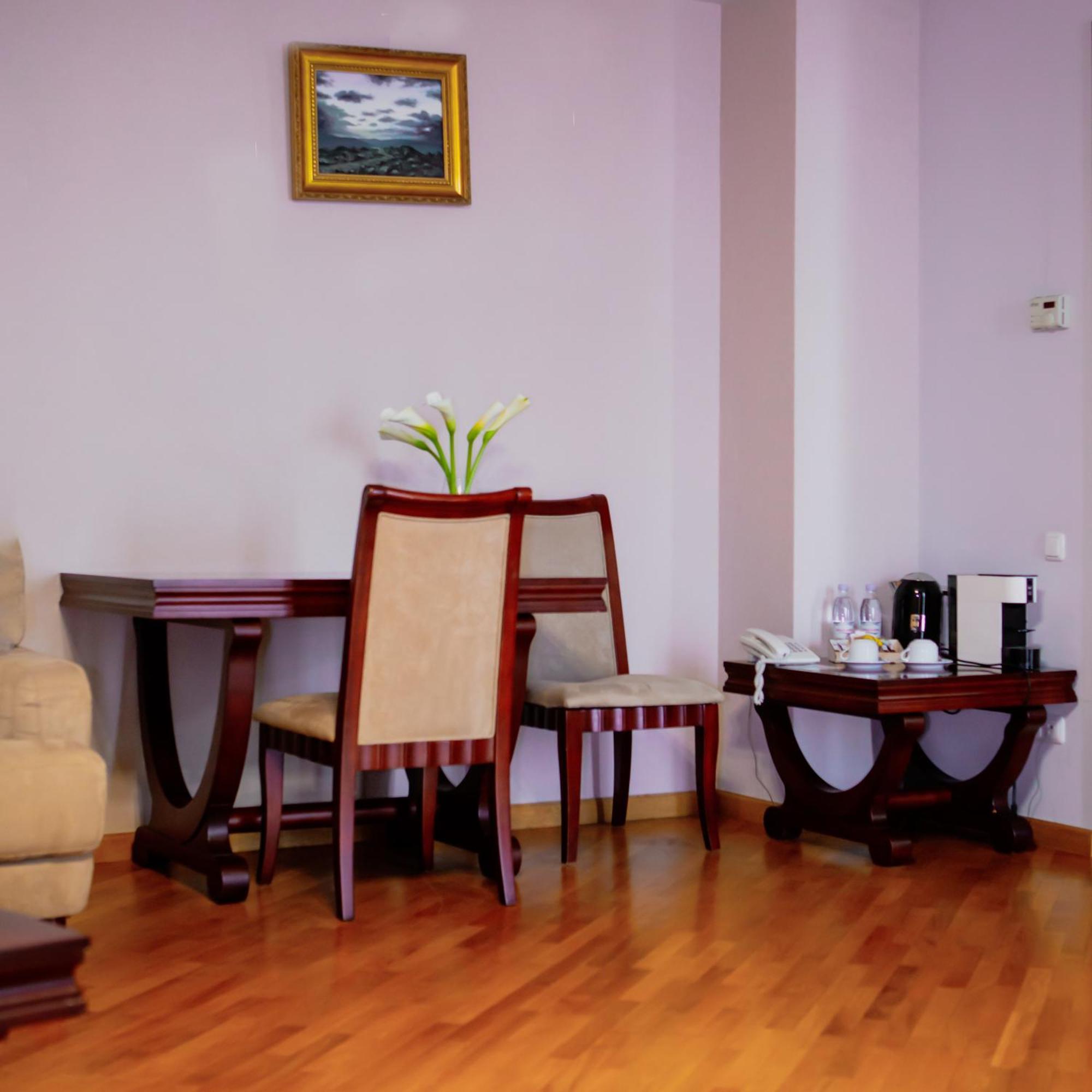 Latar Hotel Єреван Екстер'єр фото